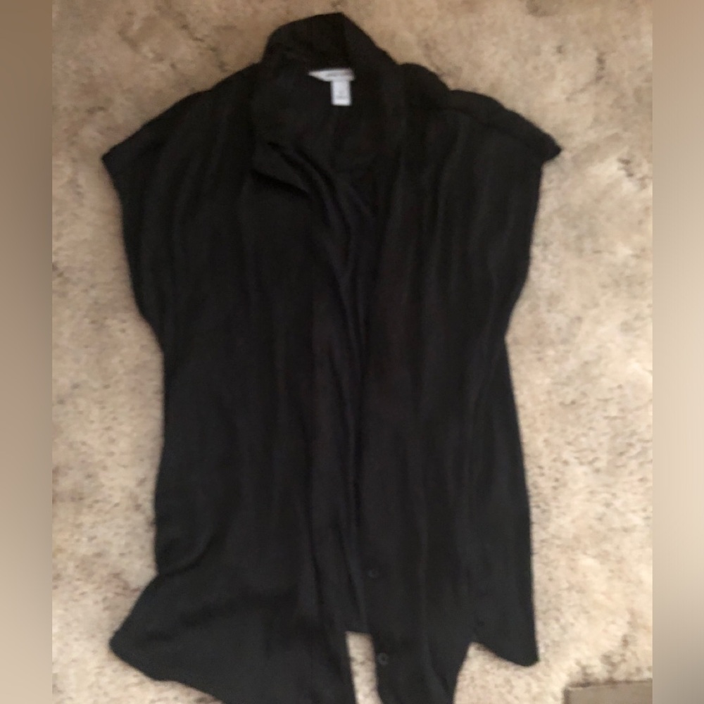 Nine West women’s sleeveless blouses (qty:2) 1-black, 1-white